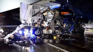 Die beiden Lkw-Fahrer kamen nach dem Unfall auf der A6 im Rhein-Neckar-Kreis ins Krankenhaus. Foto: dpa/René Priebe