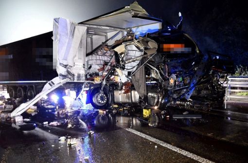 Die beiden Lkw-Fahrer kamen nach dem Unfall auf der A6 im Rhein-Neckar-Kreis ins Krankenhaus. Foto: dpa/René Priebe