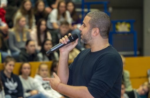 340 Schüler lauschen den Worten des ehemaligen Rappers in der Ludwigsburger Rundsporthalle. Foto: factum/Andreas Weise