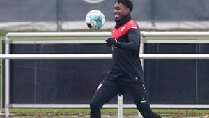 Maxime Awoudja stand beim VfB Stuttgart nach langer Zeit wieder auf dem Trainingsplatz. Foto: Pressefoto Baumann/Alexander Keppler