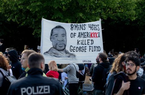 Ein Plakat mit dem Gesicht von George Floyd wird bei einer Kundgebung vor der US-Botschaft gegen den gewaltsamen Tod des Afroamerikaners durch einen weißen Polizisten in die Höhe gehalten. Foto: dpa/Christoph Soeder