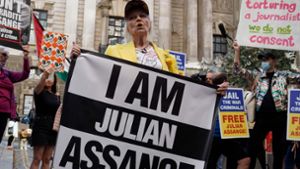 Vivienne Westwood protestiert für die Freilassung von Julian Assange. Foto: AFP/NIKLAS HALLEN