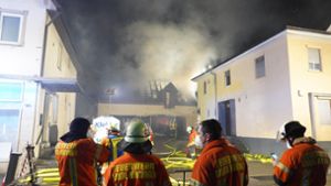 Scheunenbrand in Korntal-Münchingen: Dreiundvierzig Feuerwehrleute waren im Einsatz. Foto: Andreas Rosar/Fotoagentur-Stuttgart