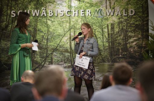 Leonie Treml (rechts)  im Gespräch mit der amtierenden Waldfee Mariel Knödler Foto: Gottfried Stoppel