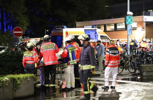 Wieder ein Brand in einer deutschen Klinik: Großeinsatz von Feuerwehr, Polizei und Rettungssanitäter im Düsseldorfer Marien Hospital. Foto: dpa