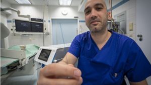 Kleine Faser, große Wirkung: Oberarzt Adrian Ghitulescu zeigt das hochmoderne Hilfsmittel, mit dem eine vergrößerte Prostata behandelt wird. Foto: Jürgen Bach