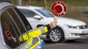 Die Polizei bittet verdächtige Verkehrsteilnehmer weiterhin zum „Pusten“. (Symbolbild) Foto: imago images/Jochen Tack