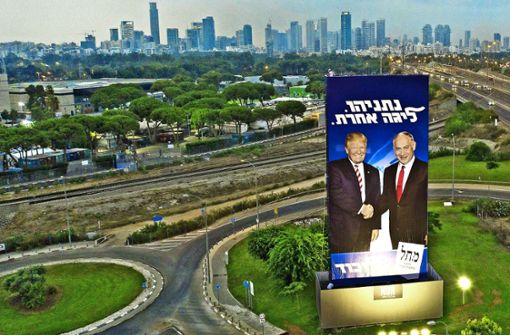 Auf einem riesigen Wahlplakat wirbt Benjamin Netanjahu zusammen mit US-Präsident  Donald Trump in Tel Aviv um Stimmen. Foto: AP/Oded Balilty