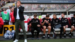 Markus Weinzierl vor der Trainerbank des VfB Stuttgart. Foto: Pressefoto Baumann