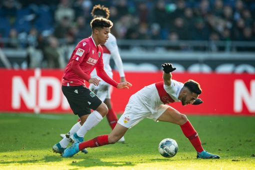 Intensiver Zweikampf: Hannovers Linton Maina  gegen Stuttgarts Nicolas Gonzalez. Foto: dpa
