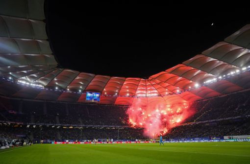 Die Fans von Dynamo Dresden feuern Bengalos ab. Foto: dpa