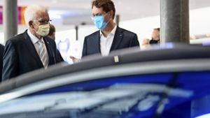 Winfried Kretschmann und Daimler-CEO Ola Källenius beim «Strategiedialog Automobilwirtschaft BW». Foto: dpa/Sebastian Gollnow