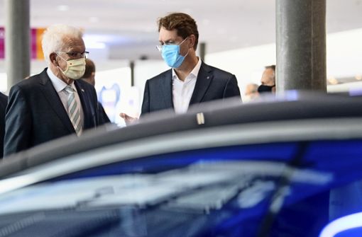Winfried Kretschmann und Daimler-CEO Ola Källenius beim «Strategiedialog Automobilwirtschaft BW». Foto: dpa/Sebastian Gollnow