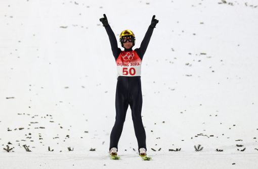 Karl Geiger hat endlich seine Medaille bei Olympia 2022. Foto: dpa/Daniel Karmann