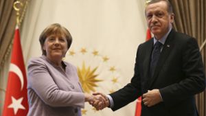 Am Donnerstag hat Bundeskanzlerin Angela Merkel Staatspräsident Erdoğan ermahnt und auf die Einhaltung der Meinungsfreiheit beharrt. Foto: AP