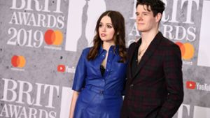 Im zurückhaltenden Brit-Chic zeigten sich die Schauspieler der kultverdächtigen Netflix-Serie „Sex Education“, Aimee Lee Wood (im kobaltblauen Vintage-Lederkleid) und Connor Swindells (im Weinrot karierten Anzug) auf dem roten Teppich bei den Brit Awards. Foto: Getty Abo