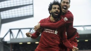 Ägyptens Fußballikone Mohamed Salah (li., neben Roberto Firmino) jubelt  im Dress des FC Liverpool. Foto:  