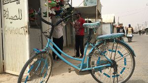 Auf der Hauptstraße des Zaatari-Camps gibt es nahezu alles zu kaufen – dieser Laden hat Fußballschuhe im Angebot. Foto: Siefert
