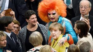 Da staunte auch Bundestrainer Joachim Löw (links) nicht schlecht: Drag-Queen Olivia Jones und Kanzlerin Angela Merkel geben gemeinsam ein ungewöhnliches Bild ab. Foto: dpa