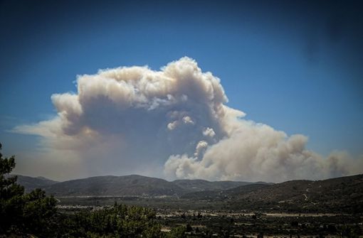 Auch am Sonntag kämpfte die Feuerwehr gegen die Waldbrände auf der griechischen Urlaubsinsel Rhodos. Foto: dpa/Argyris Mantikos