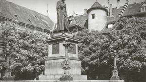 Ursprünglich säumten vier Kandelaber das Schillerdenkmal. 1945 sind sie verschwunden, nun sind zwei der Säulen wieder aufgetaucht. Foto: Hof-Apotheke Stuttgart