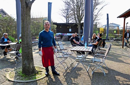 Josef Nogaj vom Wirthshaus zum Kuckuck in Fellbach  hatte bis Freitag  geöffnet, von dieser Woche an gibt es bei ihm das Essen zum Abholen. Foto: Eva Herschmann
