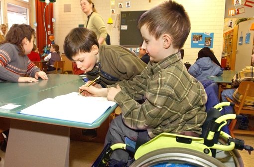 Behinderte Kinder sollen an Regelschulen lernen, finden betroffene Eltern. Foto: dpa