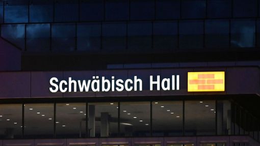 Das Logo der Bausparkasse Schwäbisch Hall ist an der Fassade eines Gebäudes zu sehen. Die Krise am Bau drückt ordentlich auf die Geschäftszahlen des Unternehmens. Foto: dpa/Marijan Murat