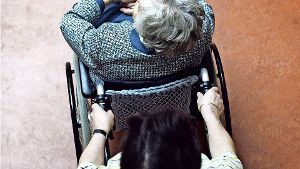 Viele pflegebedürftige Menschen werden zu Hause versorgt. Oft ist das eine große Belastung Foto: AP