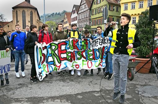 Kolja Schultheiß (rechts) führt den  erstes Esslinger Klimastreik am 5. April an. Foto: Ines Rudel