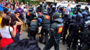 Die Polizei nimmt nach dem Finale Kroatien gegen Frankreich mehrere Menschen fest. Foto: Andreas Rosar Fotoagentur-Stuttg
