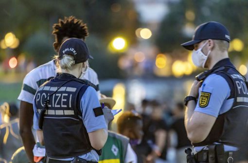 Viel Konfliktpotenzial steckt derzeit im Verhältnis zwischen Polizei und Migranten. Foto: imago images/Arnulf Hettrich