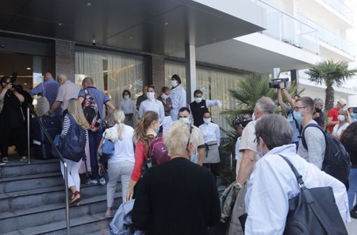 Urlauber kommen im Hotel Riu Concordia in Palma de Mallorca an. Foto: dpa/Clara Margais