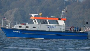 Das Streifenboot „Having“ der Landespolizei Mecklenburg-Vorpommerns sucht im Stettiner Haff nach den Wrackteilen eines Flugzeugs. Foto: dpa