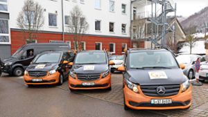 Ab Sonntag stehen die Kleinbusse des Stuttgarter Busunternehmens Schlienz-Tours im Raum Geislingen zur Verfügung. Die VVS-Rider sind im orange-schwarzen Design des Verkehrsverbunds gestaltet. Foto: Markus Sontheimer