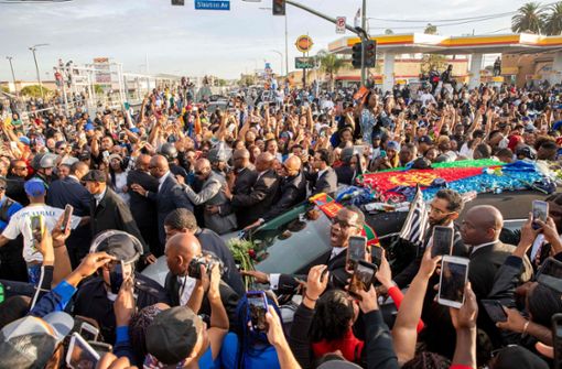 Zahlreiche Menschen versammelten sich am Staples Center in Los Angeles, um sich von dem Rappers Nipsey Hussle zu verabschieden. Foto: AFP