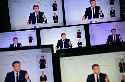Emmanuel Macron auf allen Kanälen. Wegen der Corona-Krise hat der französische Präsident Ausgangssperren in den großen Städten des Landes angekündigt. Foto: AFP/CHRISTOPHE ARCHAMBAULT