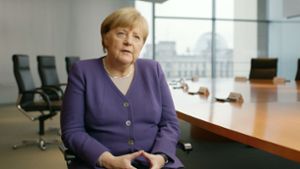 Angela Merkel mit der klassischen Merkel-Raute Foto: MDR/Broadview TV