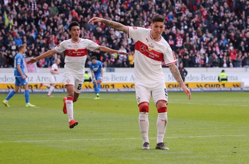 Torjubel vor der Hoffenheimer Kurve: Steven Zuber vom VfB Stuttgart feiert das 1:1 gegen die TSG. Foto: Baumann