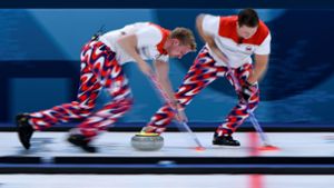 Die Curler aus Norwegen sorgen bei Olympia 2018 mit ihren ausgefallenen Hosen für Begeisterung. Foto: AFP