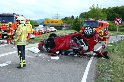 Auf der Bundesstraße bei Metzingen ist es am 1. Mai zu einem schweren Unfall gekommen. Foto: Eibner-Pressefoto