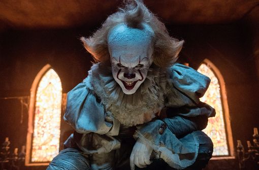 Der Horror-Clown Pennywise treibt in Stephen Kings „Es“ sein Unwesen. Foto: Warner Bros