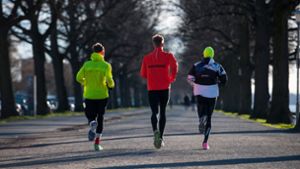 Wer in der kalten Jahreszeit joggen gehen will, sollte die richtige Kleidung nutzen. Foto: dpa/Philipp Schulze