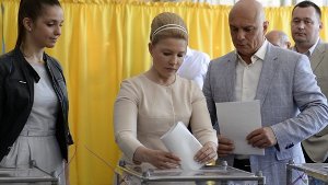 Auch die Präsidentschaftskandidatin Julia Timoschenko (Mitte, mit ihrer Tochter Yevgenia  und ihrem Mann Oleksander) gab ihre Stimme bei der Präsidentenwahl in der Ukraine ab. Foto: dpa