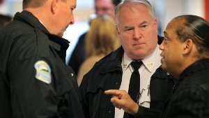 Zurückgetreten: Fergusons Polizeichef Thomas Jackson (Mitte) Foto: St. Louis Post-Dispatch/dpa