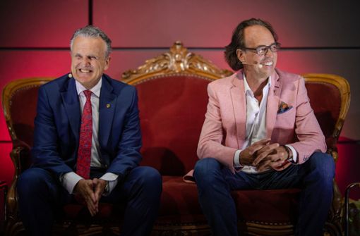 OB Frank Nopper (links) und Kabarettist Christoph Sonntag auf dem roten Sofa im Haus der Geschichte. Foto: Lichtgut/Christoph Schmidt
