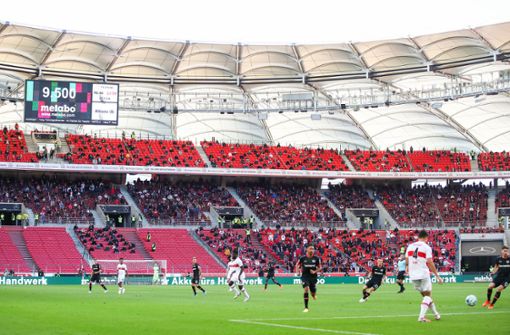 Schön Abstand halten: Blick auf die Tribünen beim Heimspiel gegen Bayer Leverkusen Foto: dpa/Tom Weller