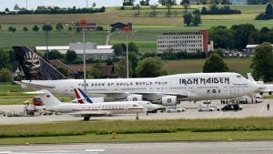 Die riesige Boeing 747 der britischen Rocker Iron Maiden stellt auf dem Flughafen von Zürich so ziemlich alles in den Schatten. Foto: Twitter-Screenshot