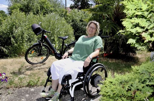 Ab und zu geht es noch mit dem E-Bike, aber mehr und mehr verlässt sich Tanja Haldenwanger auf ihren Rollstuhl. Foto: Claudia Burst