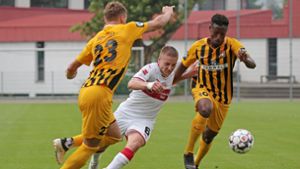 Santiago Ascasibar kämpft sich durch. Der VfB Stuttgart testete gegen die SG Sonnenhof Großaspach. Foto: Pressefoto Baumann